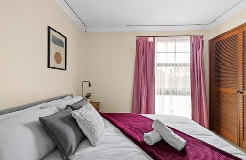 Milperra House | Tranquil Queen Room - Centrally Located at Milperra - Shared Bathroom