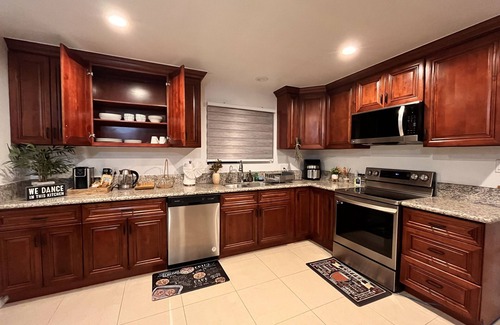 Westminster House | Tranquil Retreat in Little Saigon. 15’ from DISNEYLAND