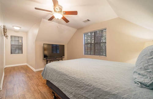Piney Cabin | Tranquil Retreat: Serene Cabin at Shore Acres with Kayaks & More