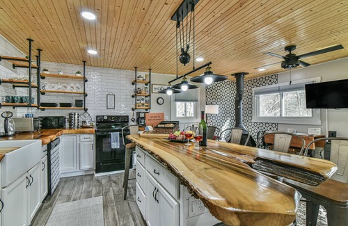 Hendersonville Ski Chalet | Tranquil Retreat, deck, hot tub, short drive DT Hendersonville, pet-Friendly