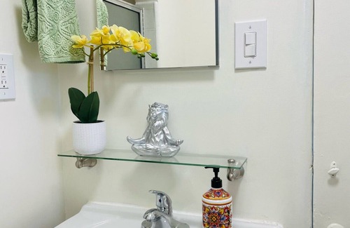 Melrose House | Tranquil Retro Hollywood One Bedroom with Parking