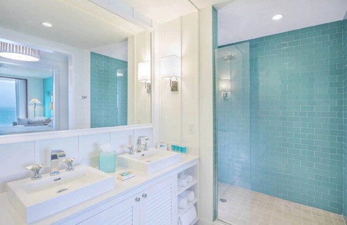Hollywood Hotel | Tranquil Room Perfect for a Relaxing Florida Getaway | Pet-Friendly Retreat