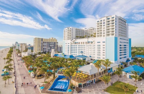 Hollywood Hotel | Tranquil Room Perfect for a Relaxing Florida Getaway | Pet-Friendly Retreat