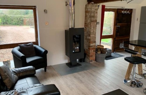 Eldersfield Cottage | Tranquil rural retreat hot tub and pizza oven