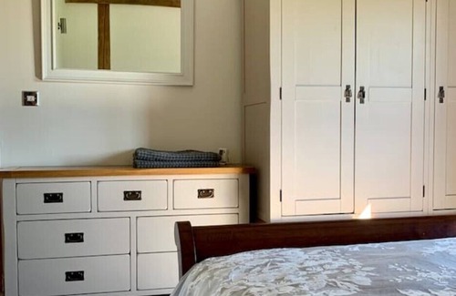 Eldersfield Cottage | Tranquil rural retreat hot tub and pizza oven