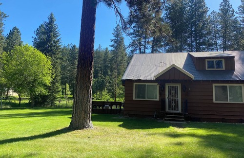 New Meadows Cabin | Tranquil Ski Retreat + Hot Tub + Mins to Brundage Ski Resort & McCall 4 bd+WiFi