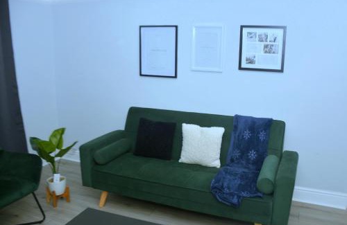 Goresbrook Apartment | Tranquil Stays at 3 bedroom House in Dagenham