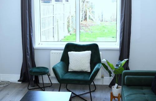 Goresbrook Apartment | Tranquil Stays at 3 bedroom House in Dagenham