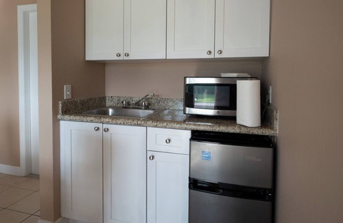 Alice Town Apartment | Tranquil Studio Condo in Bimini