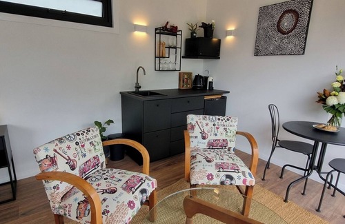 Leura Apartment | Tranquil Studio Retreat in Leura with Private Bush Outlook.