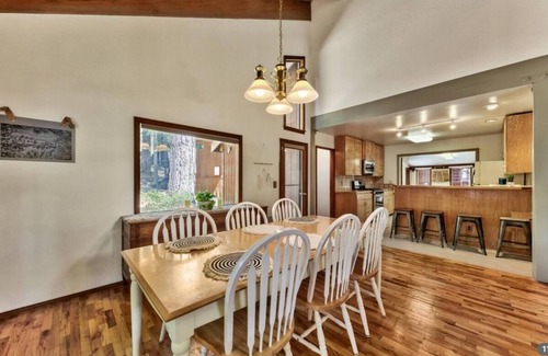 Truckee Cabin | Tranquil Tahoe Retreat - wood-burning fireplace, close to town & skiing!
