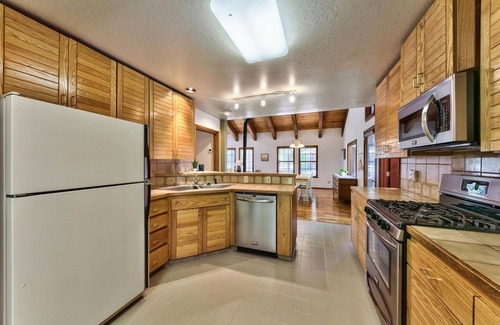 Truckee Cabin | Tranquil Tahoe Retreat - wood-burning fireplace, close to town & skiing!