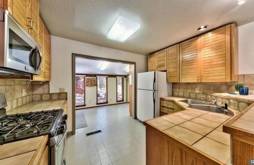 Truckee Cabin | Tranquil Tahoe Retreat - wood-burning fireplace, close to town & skiing!