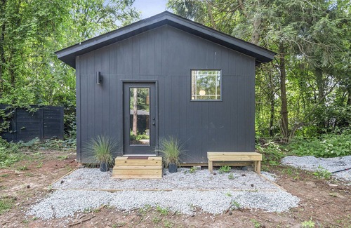 Tucker Cottage | Tranquil Tucker Midcentury Tiny home near shops