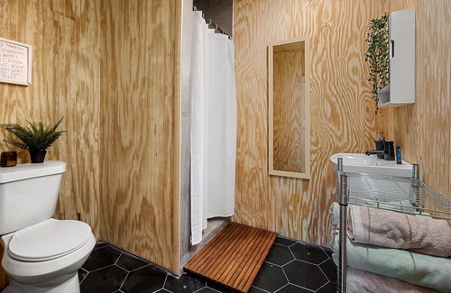 Tucker Cottage | Tranquil Tucker Midcentury Tiny home near shops