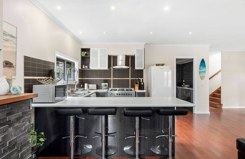 St Leonards House | Tranquil Turnberry - Modern home, only 350 metres to St Leonards town centre.