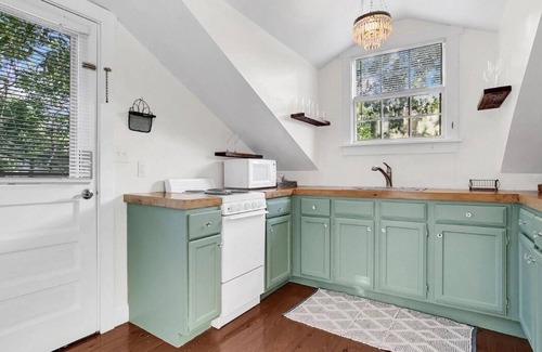 Sanford Apartment | Tranquil upstairs studio retreat in Historic Downtown Sanford