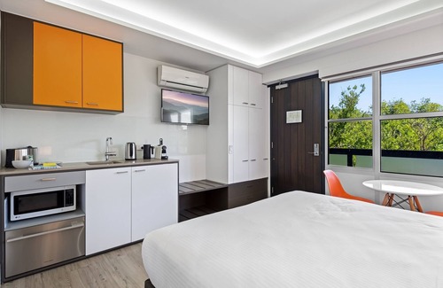 St Kilda Apartment | Tranquil Urban Escape in St. Kilda