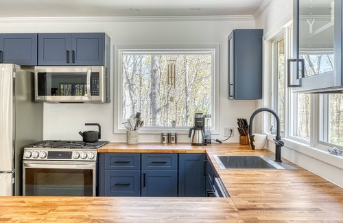 Hay Beach House | TRANQUIL RESORT STYLE RETREAT WITH LUXURY GUNITE POOL 2 MIN FROM SANDY BEACHES