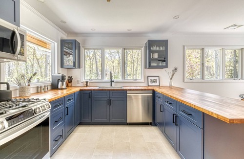 Hay Beach House | TRANQUIL RESORT STYLE RETREAT WITH LUXURY GUNITE POOL 2 MIN FROM SANDY BEACHES