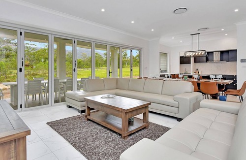 Pokolbin House | Tranquil Vista Luxury Estate - Your Ultimate Weekend Haven