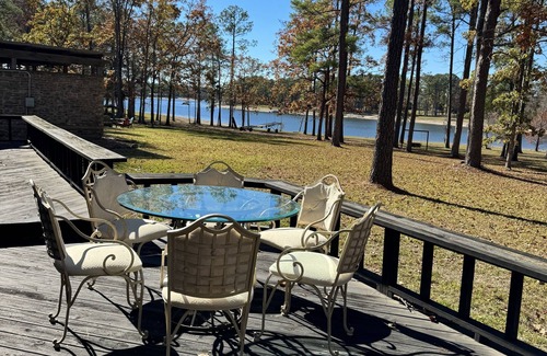 Brookeland House | Tranquil Waterfront Retreat: 4BR/2.5BA Cozy Lakehouse on the Water!