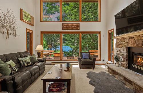 Pocono Summit House | Tranquil Waterside by AvantStay Lakefront Dock Game Room Views