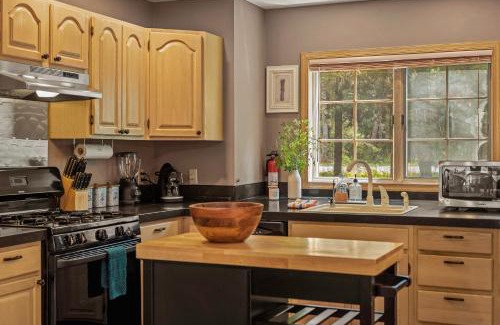 Pocono Summit House | Tranquil Waterside by AvantStay Lakefront Dock Game Room Views