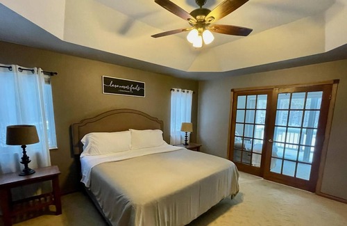 Suamico House | Tranquil Woods on Pine Lane
