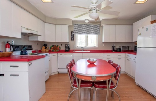 Town of Ledyard Cottage | Tranquility Base: "Cayuga Lakehouse 1 Mile from Aurora Inn Wedding Venue"