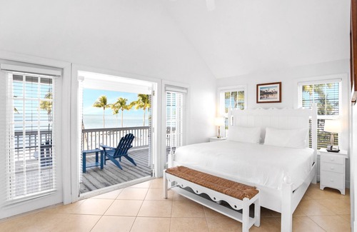 Marathon Hotel | Tranquility Bay Beachfront Hotel and Resort
