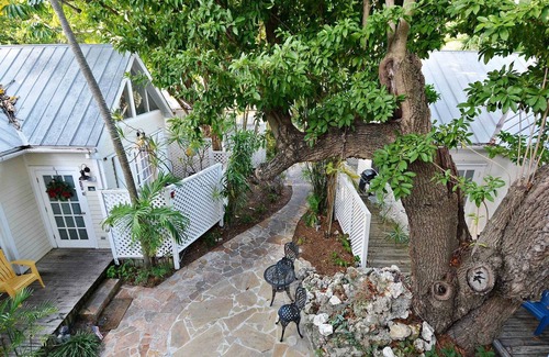 Key West Historic District Cottage | Tranquility by Avantstay Close to Duval St w/BBQ & Shared Pool