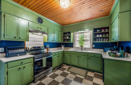 Fort Payne Cottage | Tranquility Hideaway Cottage | Downtown Fort Payne | 2+ Wooded Acres | Wi-Fi