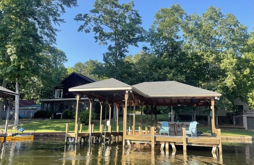Norwood House | Tranquility on Lake Tillery , whole house with large dock & paddle boards!