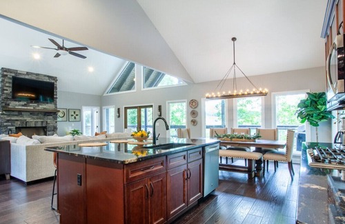 Sevierville House | Tranquility Paradise - River View & Hot Tub!
