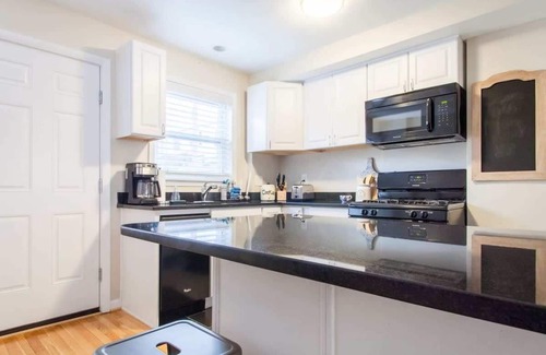 Old Town West House | Transit-Friendly Home/Old Town/Parking