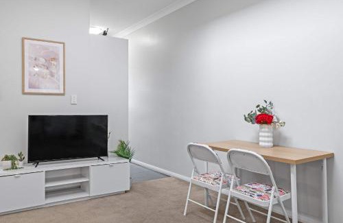Kingsford Apartment | Transit-Friendly Studio - Direct to City & Beach