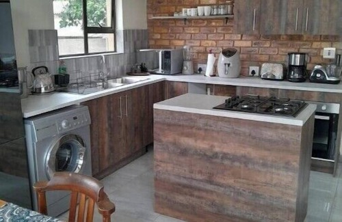 Kempton Park Cottage | Transit Haven: 2-Bed Retreat