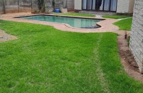 Kempton Park Cottage | Transit Haven: 2-Bed Retreat