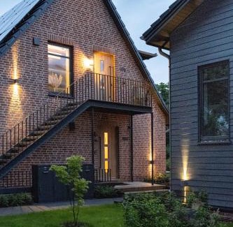 Scheessel Apartment | Traumhafte Ferienwohnung am Park, großer Balkon, voll ausgestattete Küche, Schreibtisch, WiFi, Smart TV, Carport, Wallbox, Fahrräder