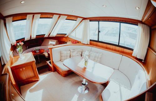 Bad Saarow Boat Rental | TraumZeitBoot Susan Yacht - exklusiver Festlieger in perfekter Lage am Scharmützelsee Bad Saarow