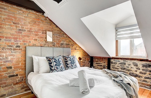 Latin Quarter Apartment | Traveler's Gem Downtown 3BR-2BA| Walk Everywhere |