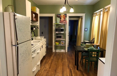 Northeast Kansas City House | Travelers! Cottage West is a Perfect Stop on Your Trip! Central locale near hwys