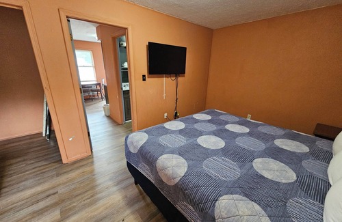 Hendron Hotel | Travelers Inn and Suites