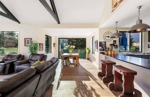 Arrow Junction House | Travelers Retreat Live The Dream