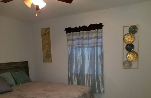 Roanoke House | Traveling? Nurse? Doctor? Bring the family and enjoy your Home Away/ Staycay!