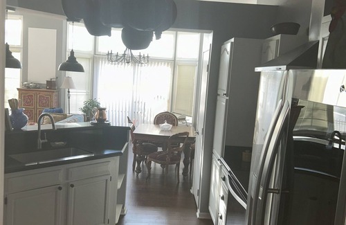 West Des Moines House | Traveling Nurse: Des Moines Room cozy1BR full-1BA WiFi laundry+ townhome-common