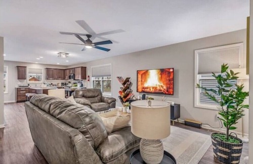 Fort Wayne House | Traveling worker-ready Transitional Modern Home!
