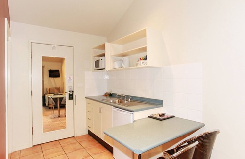 Mayfield West Hotel | Travellers Motor Village