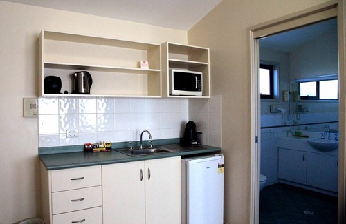 Mayfield West Hotel | Travellers Motor Village